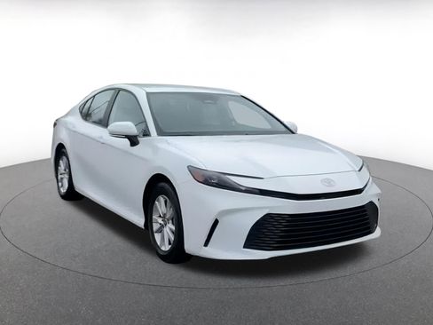 Used 2025 Toyota Camry LE image 3