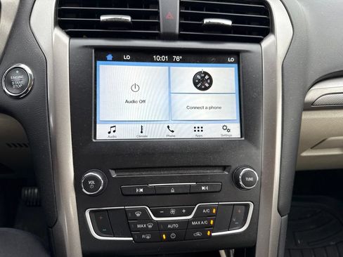 Used 2018 Ford Fusion SE FWD image 18