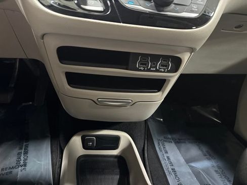 Used 2022 Chrysler Voyager LX FWD image 23