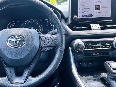 Used 2025 Toyota RAV4 XLE AWD/4WD image 24