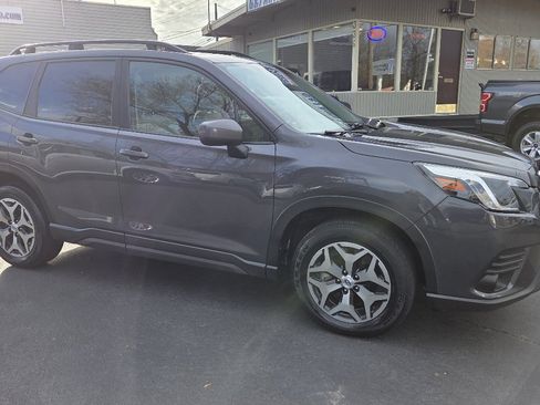 Used 2022 Subaru Forester Premium image 6