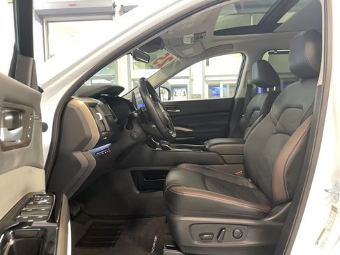 Used 2025 Nissan Pathfinder Platinum image 6