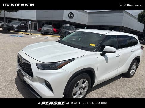 Used 2022 Toyota Highlander LE FWD image 1