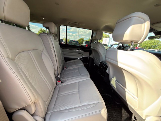 Used 2024 Jeep Wagoneer L Series II w/ Flexible Seating Group RWD image 11