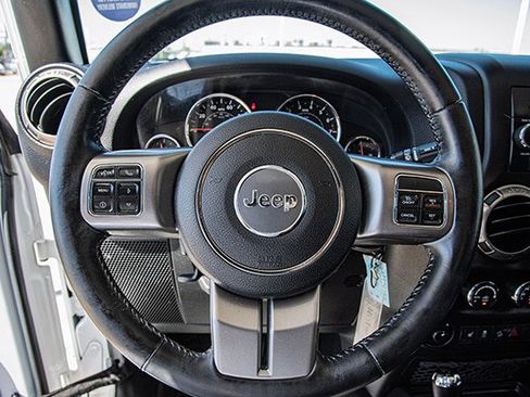 Used 2018 Jeep Wrangler Unlimited Sahara image 8