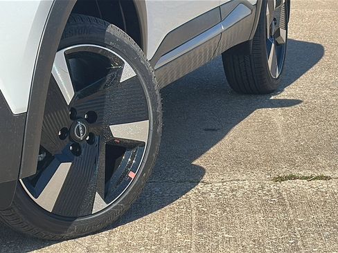 New 2026 Nissan Kicks SR image 3