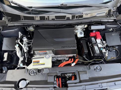 Used 2018 Nissan Leaf SL w/ SL Technology Package FWD image 32
