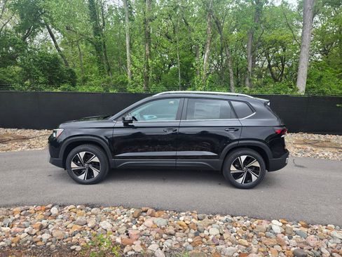 New 2026 Volkswagen Taos SE AWD/4WD image 2