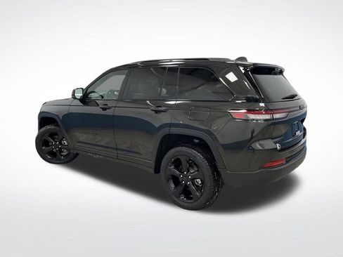 Used 2025 Jeep Grand Cherokee Limited w/ Luxury Tech Group II image 3