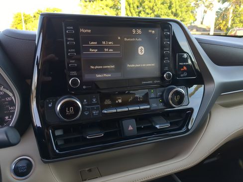 Used 2020 Toyota Highlander XLE image 19