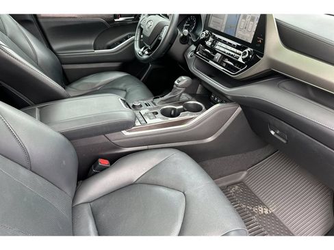 Used 2021 Toyota Highlander Limited AWD/4WD image 19