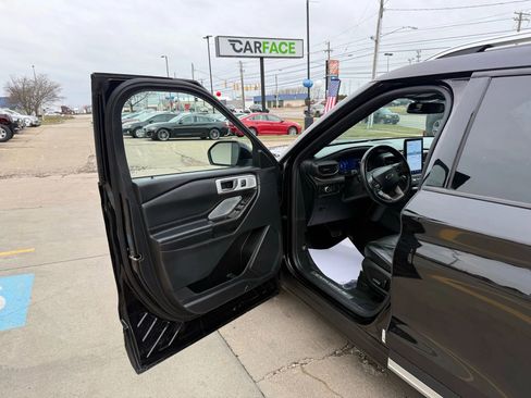 Used 2020 Ford Explorer Platinum w/ Premium Technology Package image 18