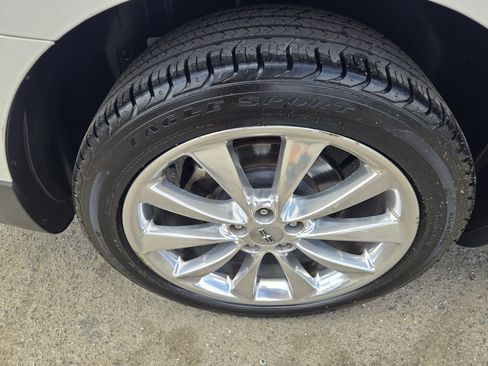 Used 2010 Lincoln MKT AWD image 33