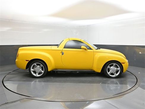 Used 2005 Chevrolet SSR w/ Preferred Equipment Group image 22