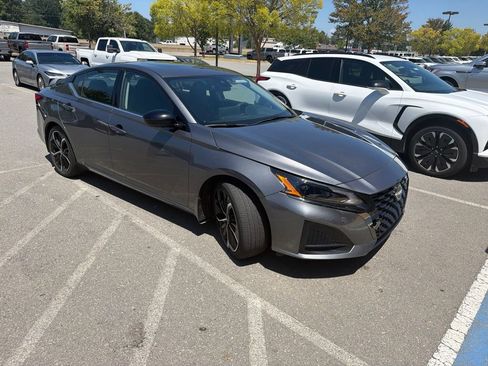 Used 2024 Nissan Altima 2.5 SR w/ SR Premium Package FWD image 2