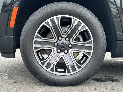 Certified 2025 Jeep Wagoneer 4WD image 17