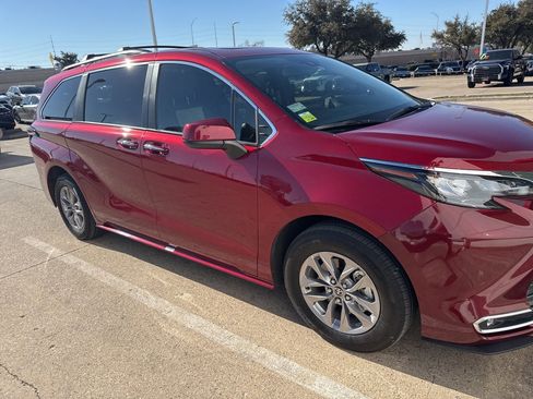 Used 2025 Toyota Sienna XLE image 2