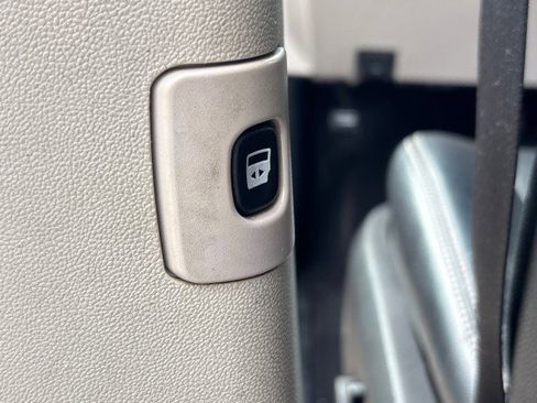 Used 2013 Chrysler Town & Country Touring image 13