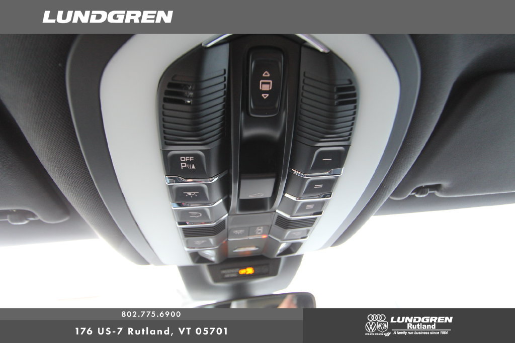 Used 2025 Porsche Macan AWD/4WD image 19