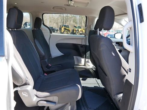 Used 2017 Chrysler Pacifica Touring image 9