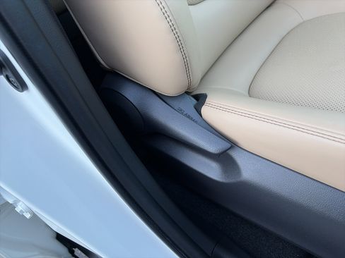 Used 2019 Toyota RAV4 Limited image 32