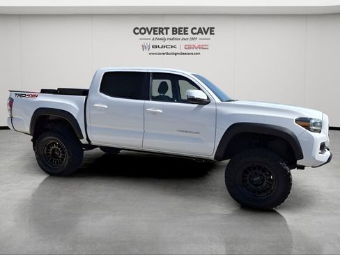 Used 2021 Toyota Tacoma TRD Off-Road w/ Technology Package image 12
