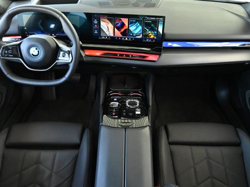 Used 2025 BMW i5 eDrive40i w/ Executive Package RWD image 15