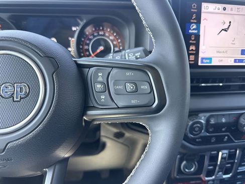 Used 2025 Jeep Wrangler Unlimited Rubicon w/ Convenience Group image 14