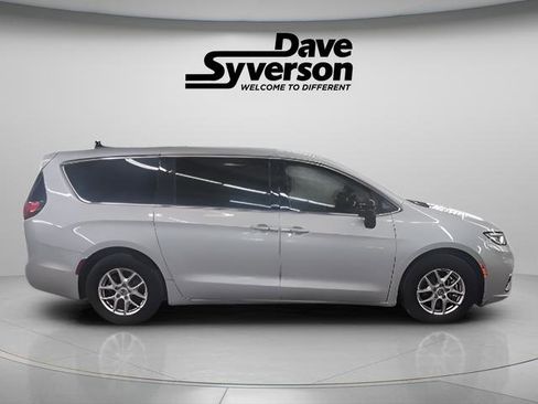 Used 2024 Chrysler Pacifica Touring-L image 4