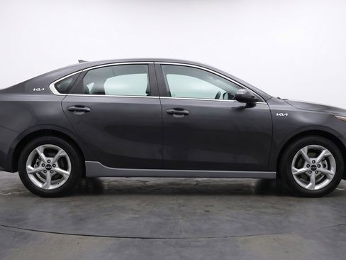 Used 2025 Kia K4 LXS image 11