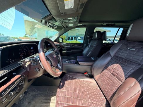 Used 2025 Cadillac Escalade ESV V image 2