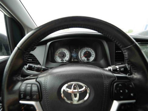 Used 2019 Toyota Sienna SE w/ SE Preferred Package AWD/4WD image 15