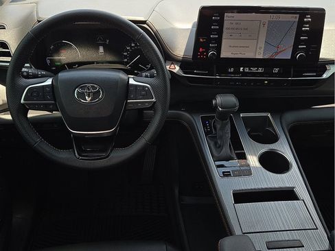Used 2023 Toyota Sienna XSE FWD image 13