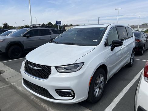 Used 2026 Chrysler Pacifica Limited AWD/4WD image 2