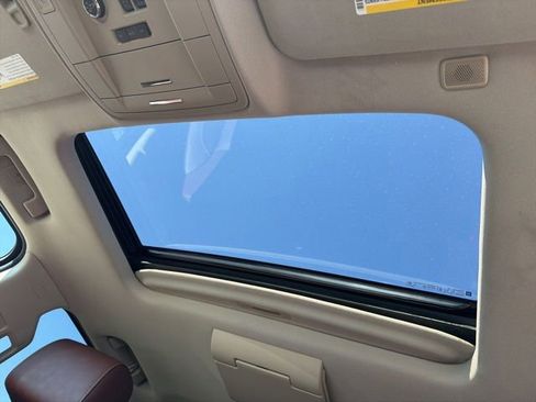 Used 2018 Chevrolet Tahoe Premier AWD/4WD image 35