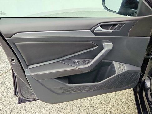 Used 2023 Volkswagen Jetta SE w/ Panoramic Sunroof Package image 11