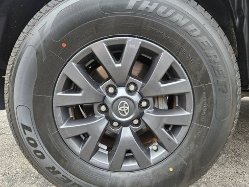 Used 2017 Toyota Tacoma SR5 RWD image 6