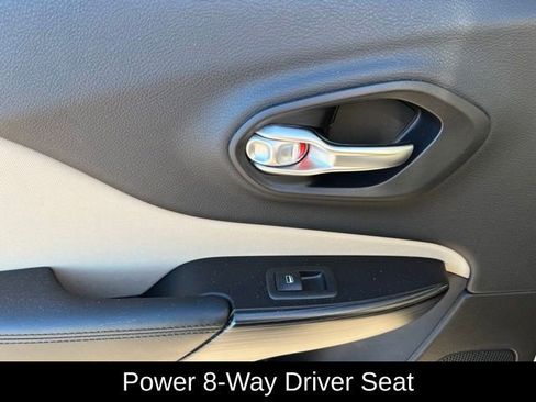 Used 2015 Jeep Cherokee Latitude w/ Comfort/Convenience Group image 17