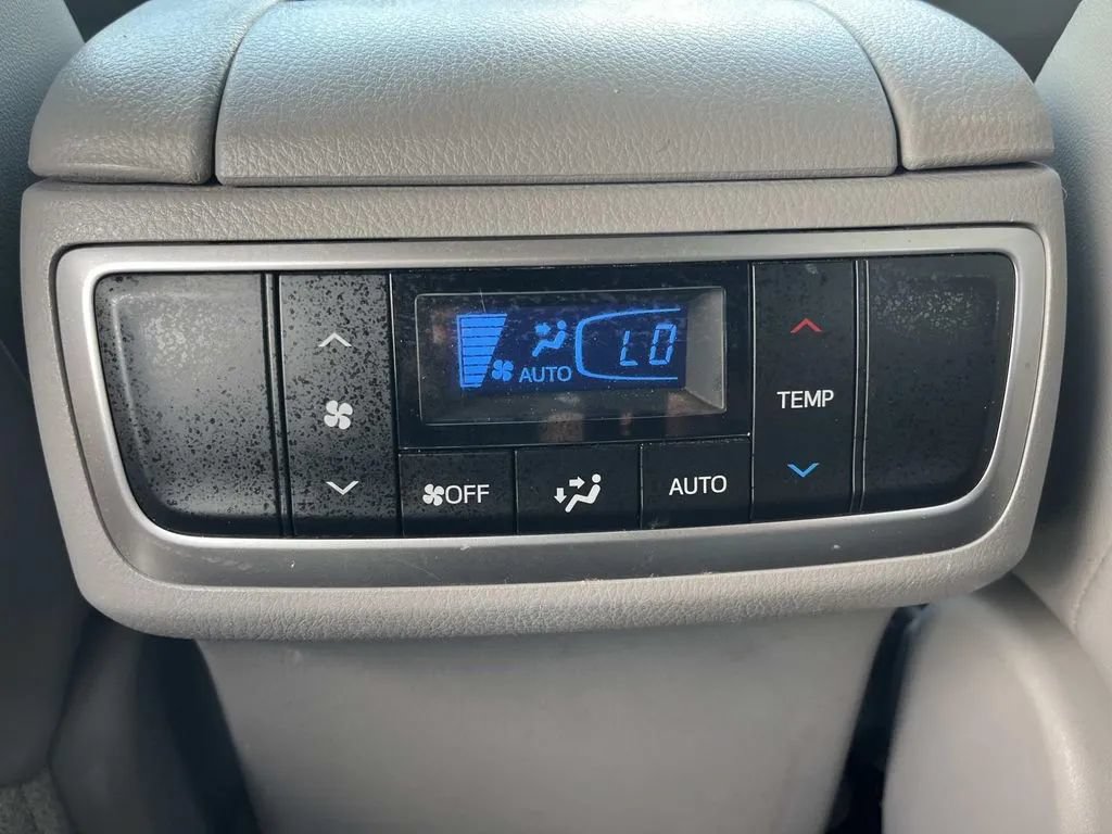 Used 2019 Toyota Highlander XLE AWD/4WD image 19