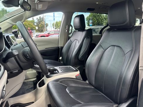 Used 2024 Chrysler Pacifica Touring-L FWD image 29