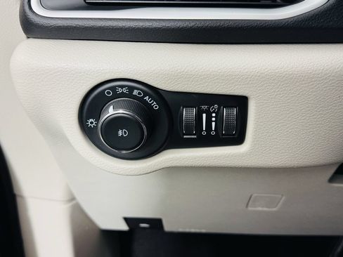 Used 2023 Chrysler Pacifica Touring-L FWD image 10
