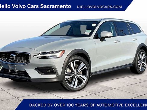 Used 2024 Volvo V60 B5 Cross Country Plus image 1