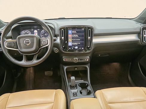 Used 2019 Volvo XC40 T5 Momentum image 24