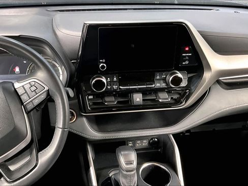 Certified 2025 Toyota Highlander LE FWD image 7