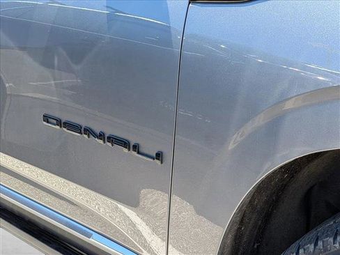 Used 2022 GMC Yukon XL Denali AWD/4WD image 11