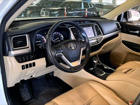 Used 2014 Toyota Highlander XLE image 17