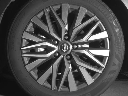Used 2025 Nissan Altima 2.5 SV FWD image 12