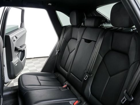 Certified 2021 Porsche Macan AWD/4WD image 22