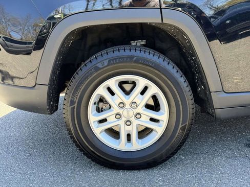Used 2023 Jeep Grand Cherokee Laredo AWD/4WD image 11