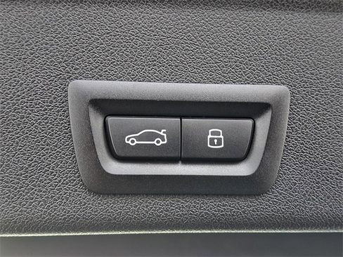 Used 2025 BMW X6 xDrive40i w/ Executive Package image 30